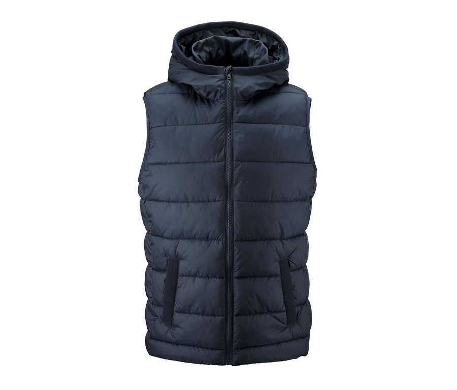 Tmavě modrá prošívaná vesta s kapucí se zipem uprostřed.
