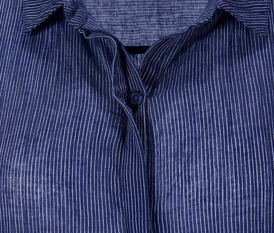 Detail dlouhé proužkované halenky.