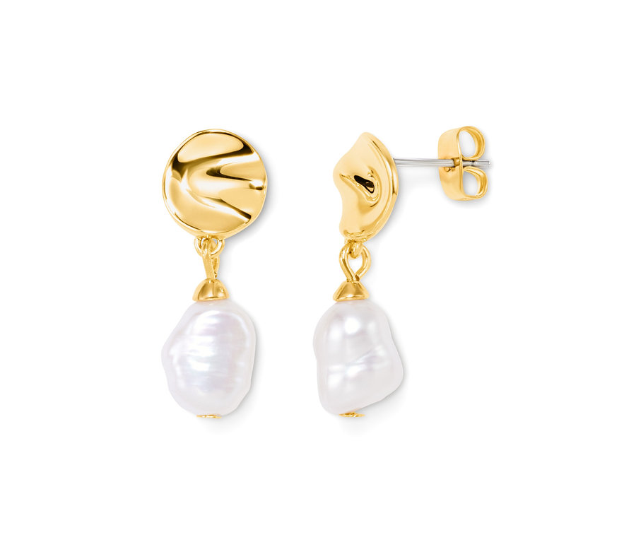 Detail dvou pozlacených náušnic s uměle pěstovanými sladkovodními perlami.