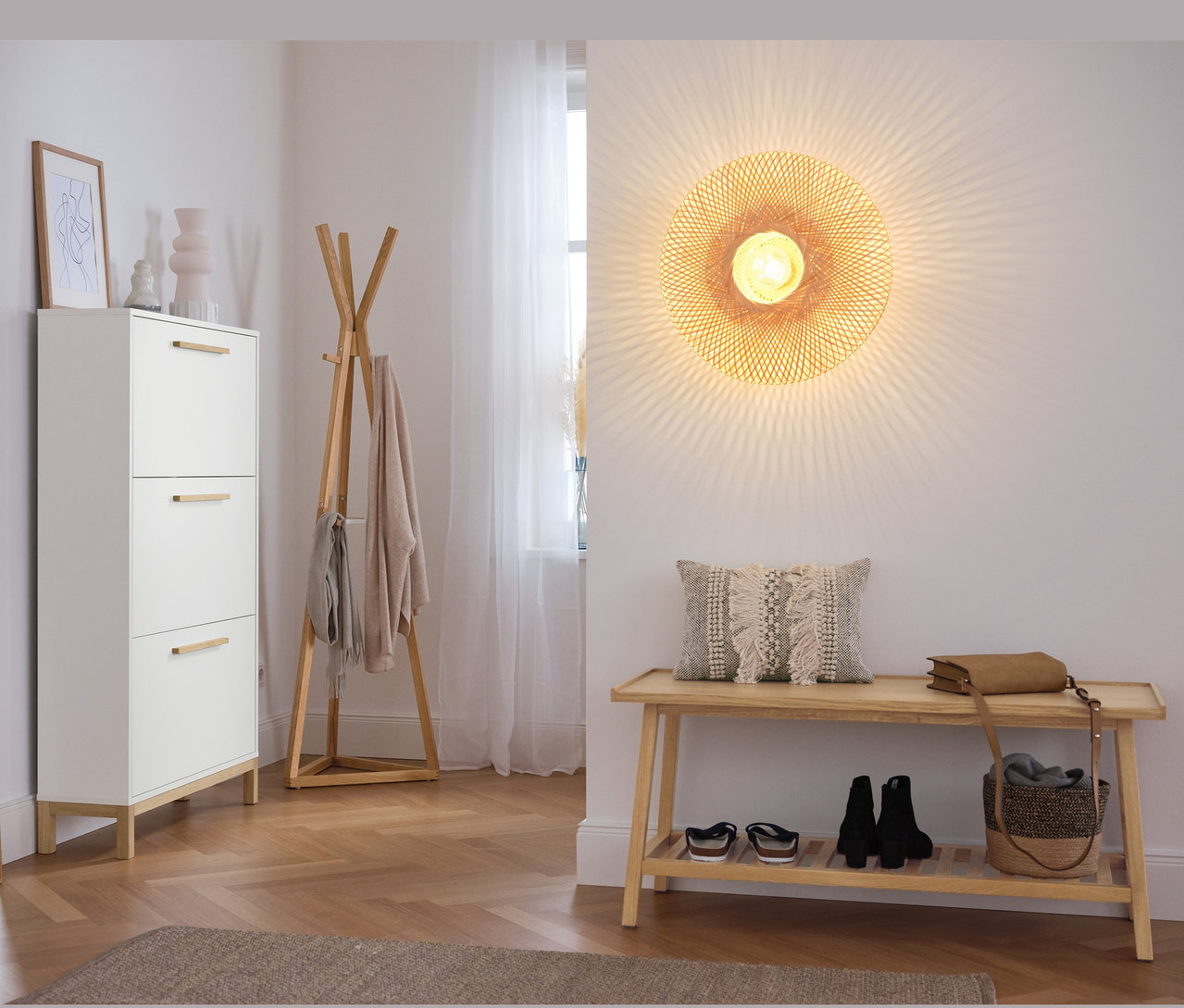 Interiér vstupní haly s botníkem »Eklund« se 3 výklopnými přihrádkami, lavicí na sezení s odkládací plochou, věšákem na šaty a stropním a nástěnným svítidlem s proutěným stínítkem.