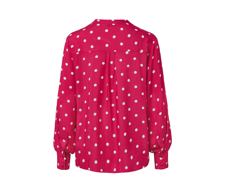 Detail zadní strany puntíkované tkané halenky.