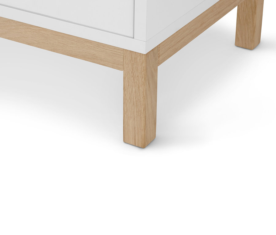 Detail komody »Eklund« se zásuvkami a dvířky, ukazující nohy nábytku.