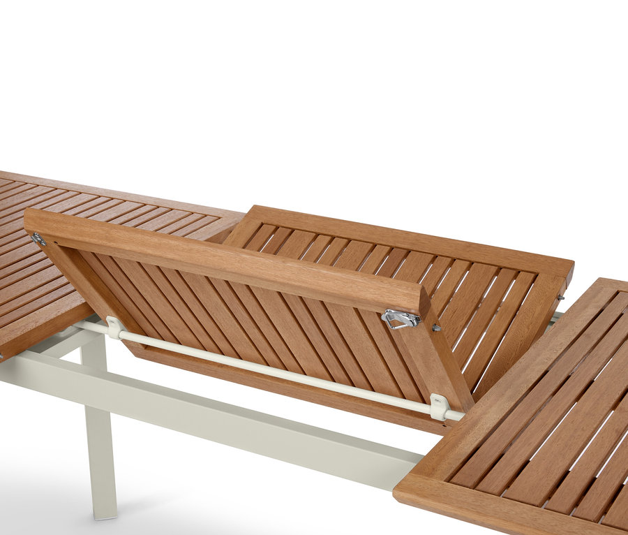 Detail rozkládacího stolu »Liska« s dřevěnou deskou a kovovou konstrukcí.