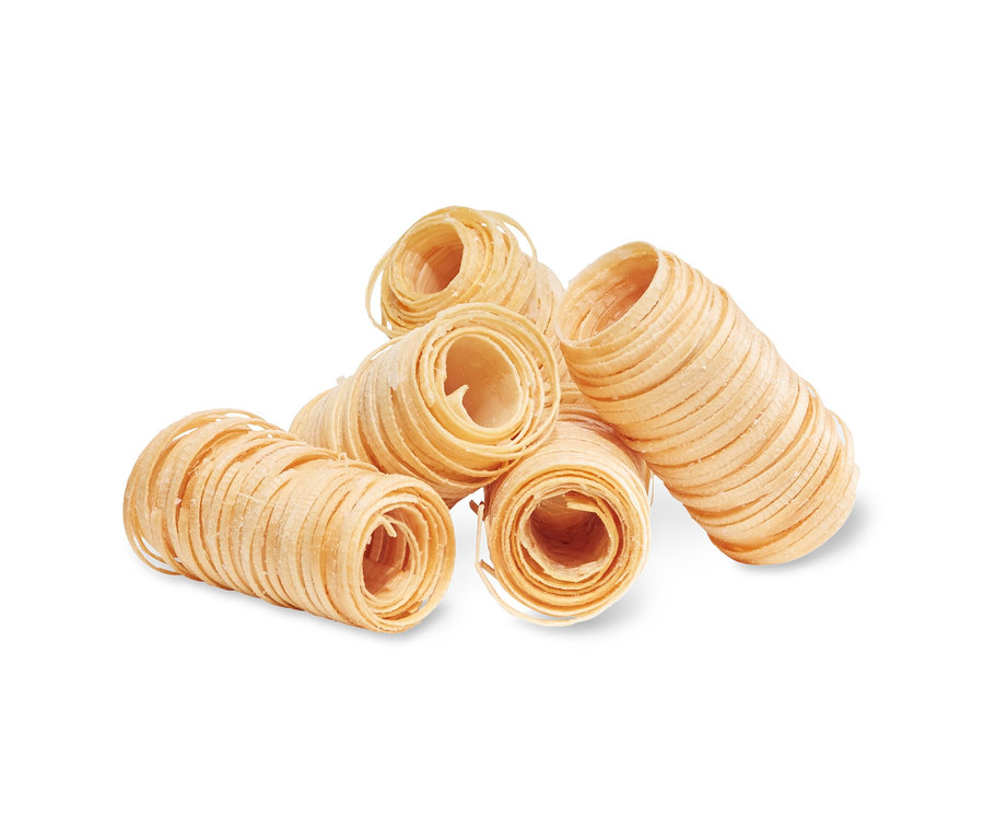 Šest rolí podpalovačů grilovacího uhlí na bílém pozadí.