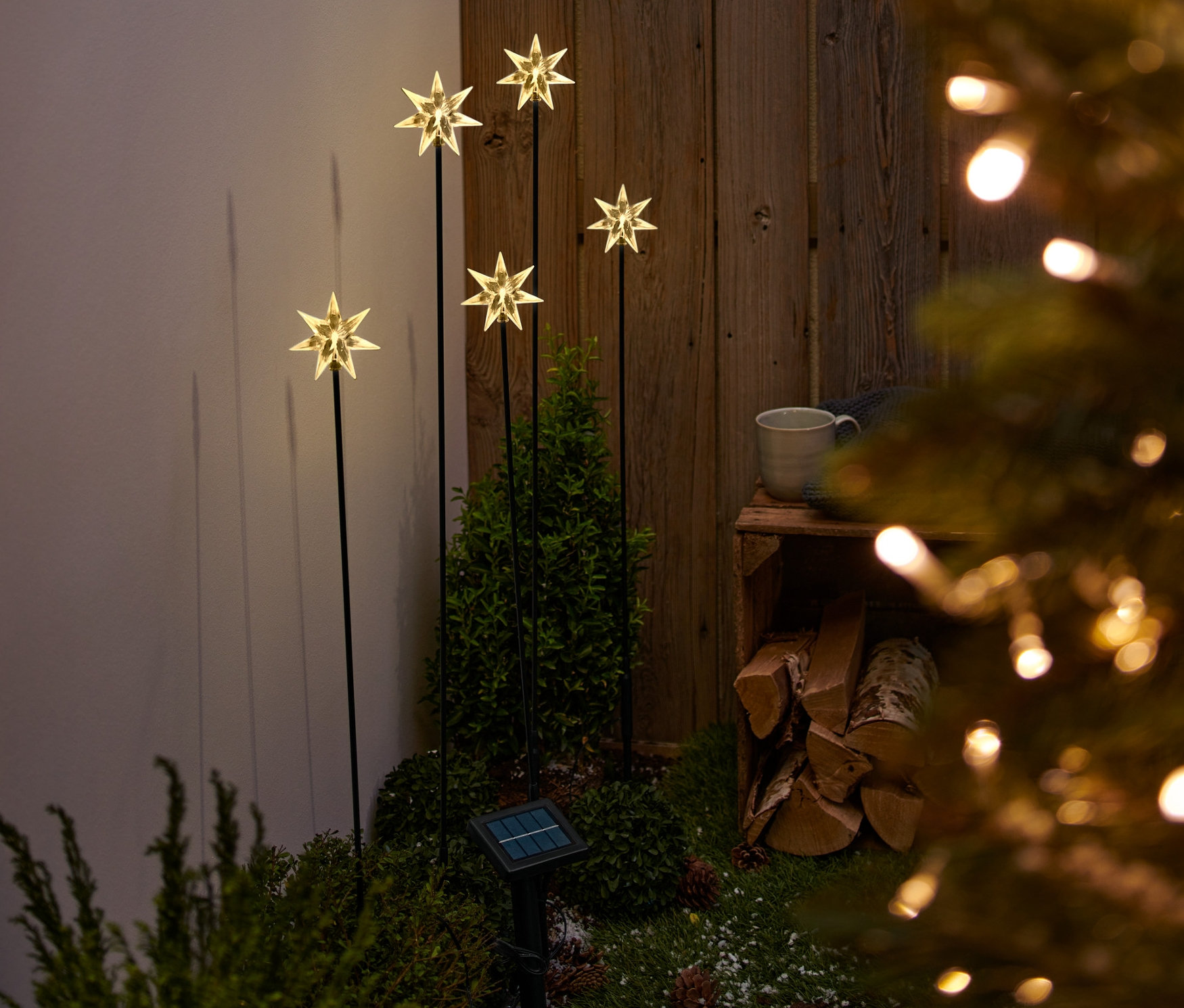 Pět solárních světelných zápichů s hvězdami v zahradě.