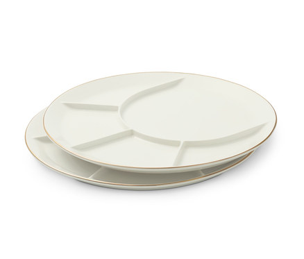 Dva talíře na fondue se zlatým okrajem, každý rozdělený na čtyři části, leží na sobě.