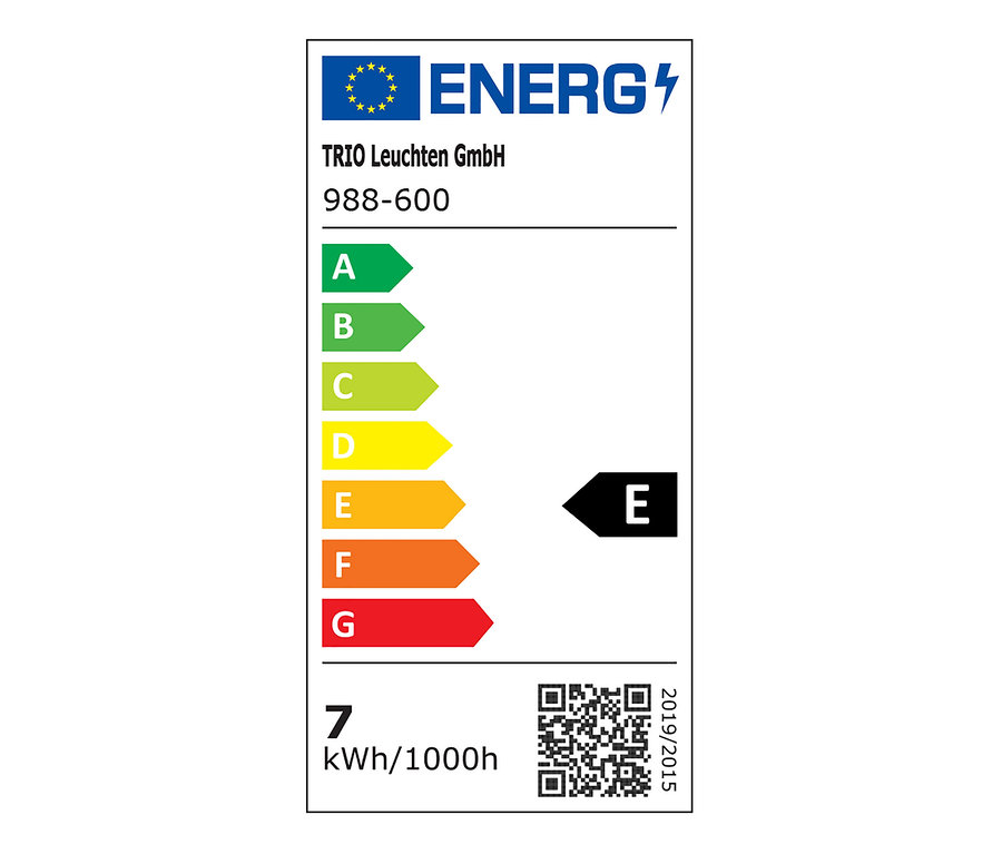 Energetický štítek pro trojnohou stojací lampu s třídami energetické účinnosti A až G, kde E je označena černou šipkou.