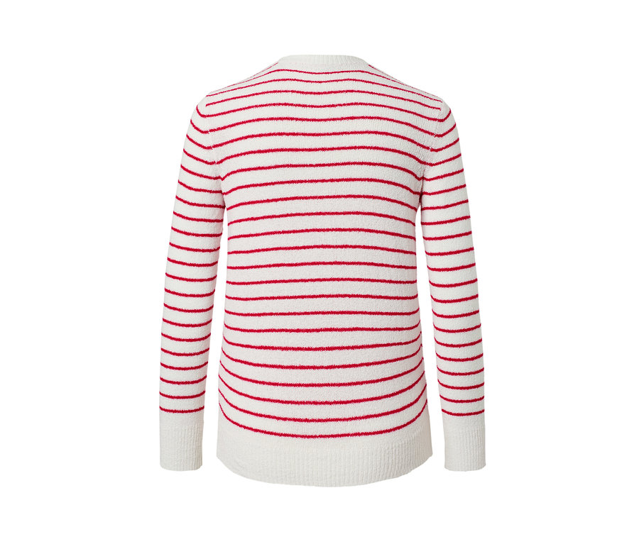 Zadní pohled na pletený kabátek v buklé stylu s červenými vodorovnými pruhy na bílém pozadí.