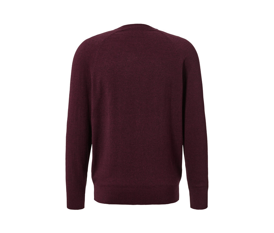 Vínově červený svetr s kulatým výstřihem.
