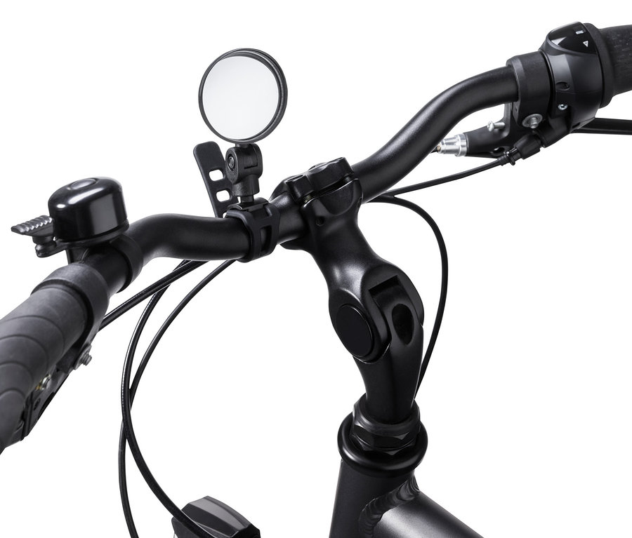 Detail černé řídítka kola se zrcátkem na kolo.