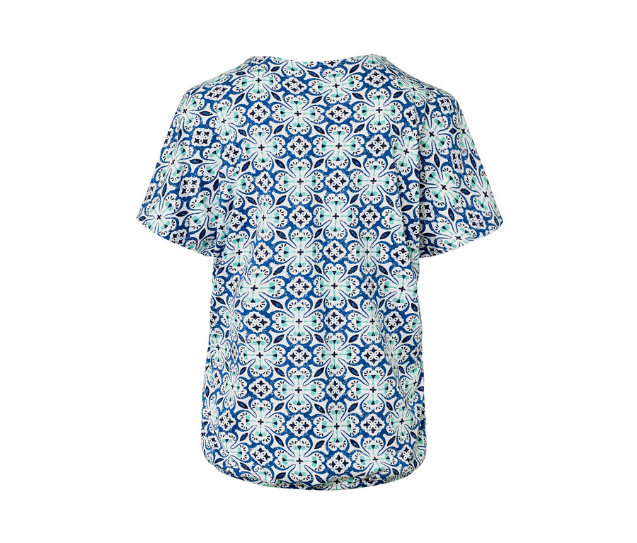 Zadní pohled na halenkové tričko s celoplošným potiskem.