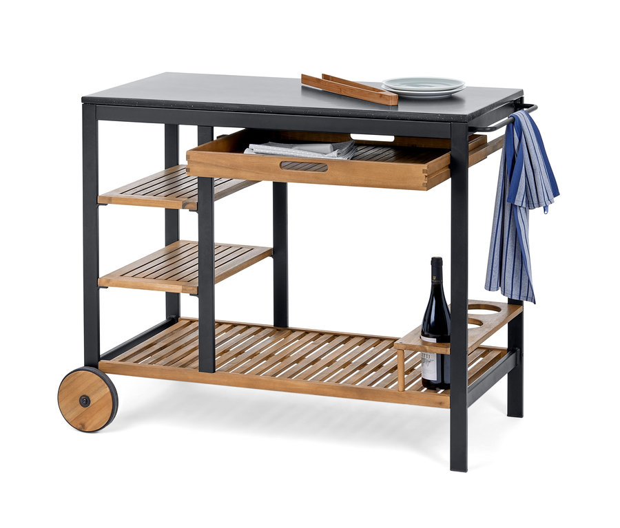 Grilovací vozík »Elin« se zásuvkou, betonovou pracovní plochou, dřevěnými policemi, kolečky a lahví vína.