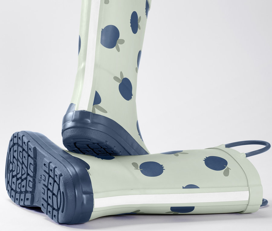 Dětské holínky s potiskem borůvek, jedna stojí a druhá leží.