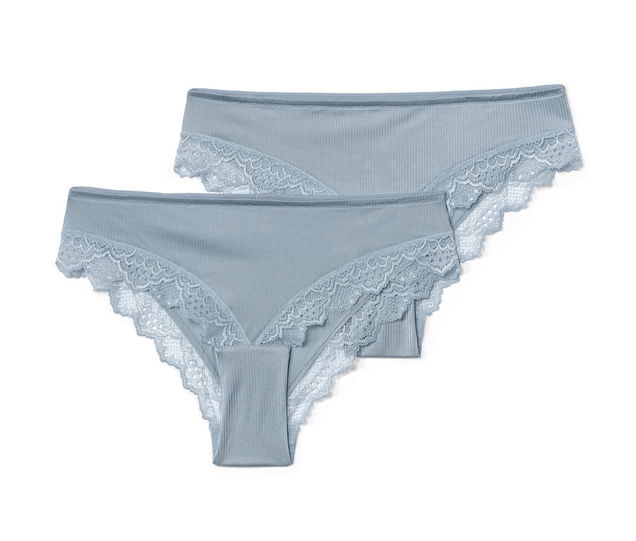 Dvoje modré brazilské kalhotky s krajkou.