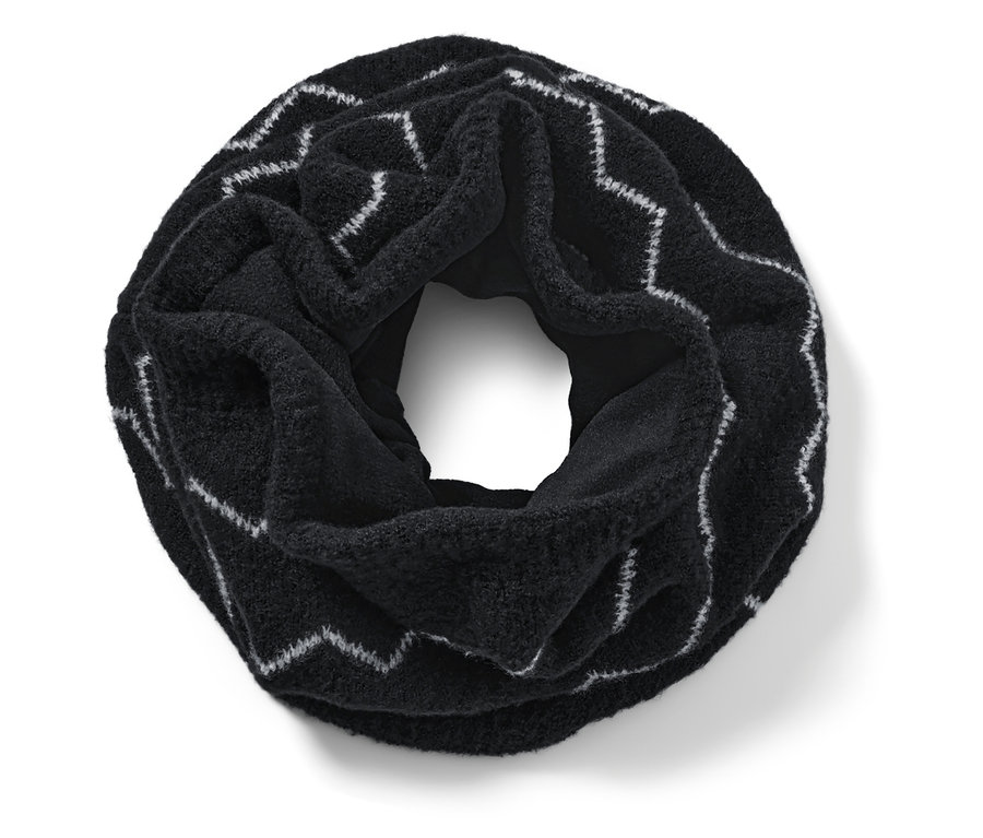 Detail pleteného kruhového šálu s geometrickým vzorem.