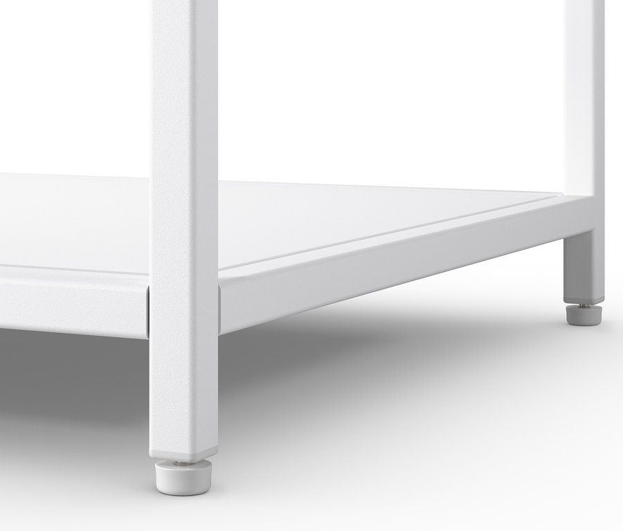 Detail bílého kovového regálu s kovovými konzolemi.