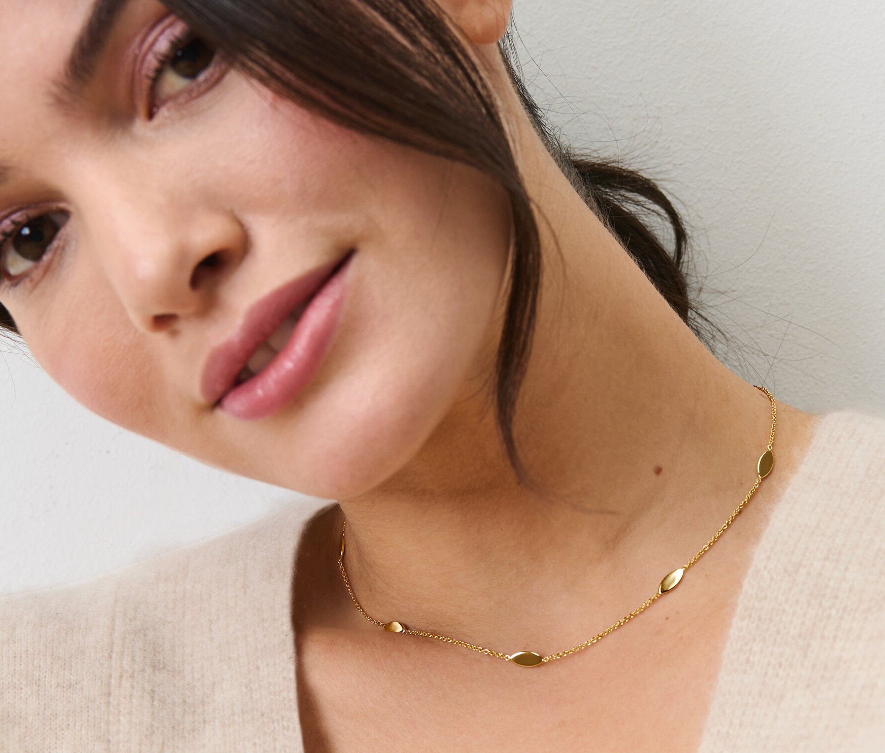 Žena má na sobě náhrdelník s navetami.