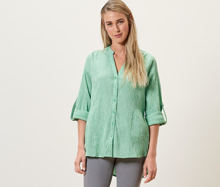 Žena v zelené tunice s proužky.