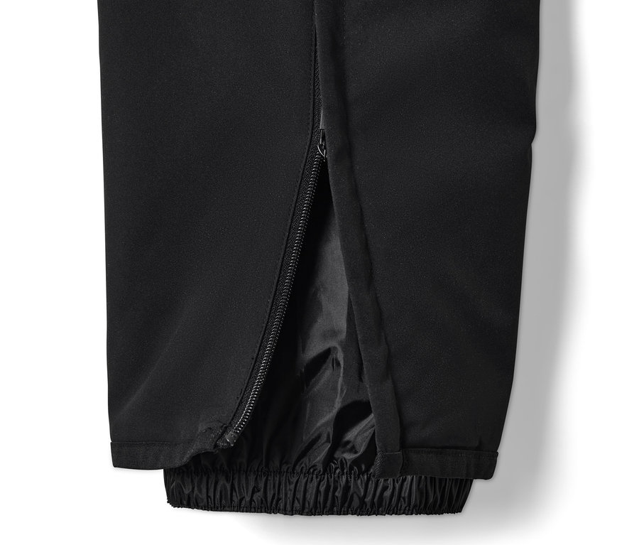 Detail černé lyžařské kalhoty High Tech se zipem na boku nohavice.