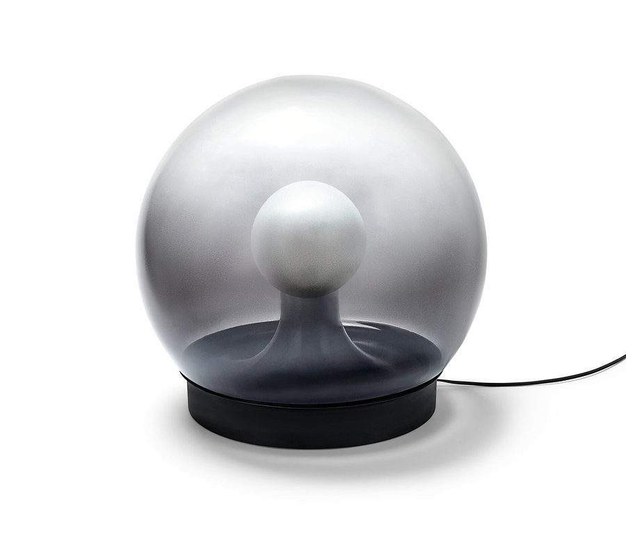 Kulovitá lampa z kouřového skla na bílém pozadí.