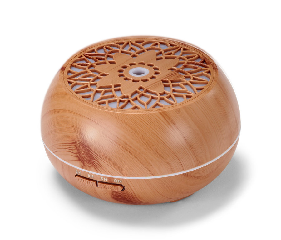 Aroma difuzér s reproduktorem Bluetooth® s dřevěným vzhledem a kruhovým vzorem nahoře.