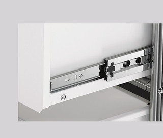 Detail kovového výsuvu zásuvky.