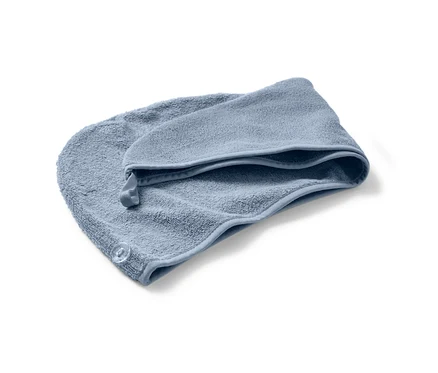 Světle modrý ručníkový turban na bílém pozadí.