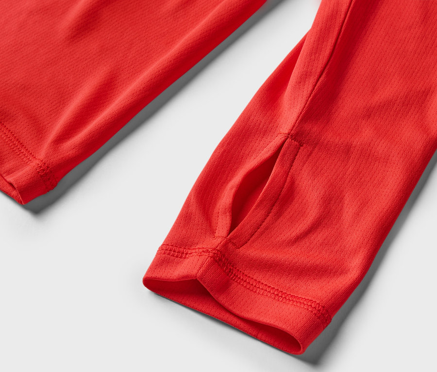 Detail červeného funkčního trika.