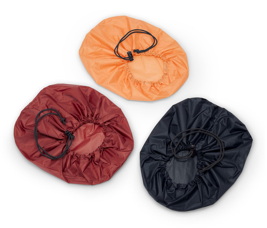 Tři balicí vaky v oranžové, vínové a tmavě modré barvě se stahovací šňůrkou.