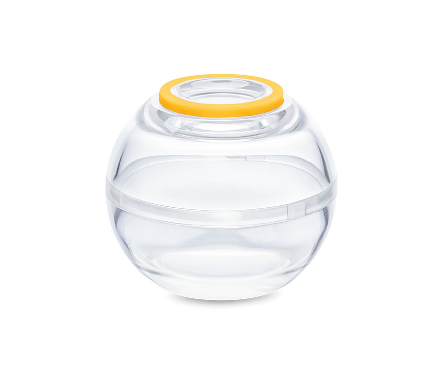 Detailní pohled na kulatou průhlednou nádobu s oranžovým víkem, určenou k uchovávání čerstvosti potravin.
