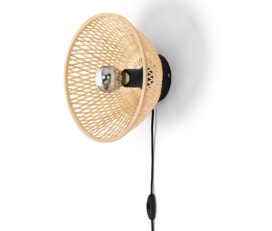 Nástěnná lampa s bambusovým stínítkem na bílé zdi.