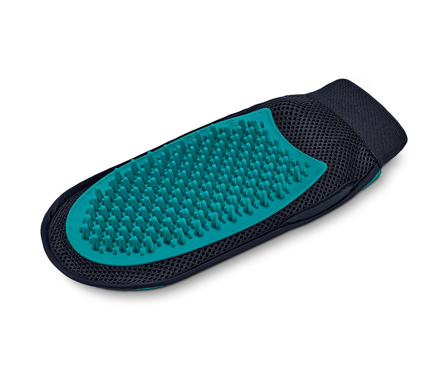 Detail rukavice pro péči o srst 2 v 1 s modrozelenou gumovou stranou na bílém pozadí.