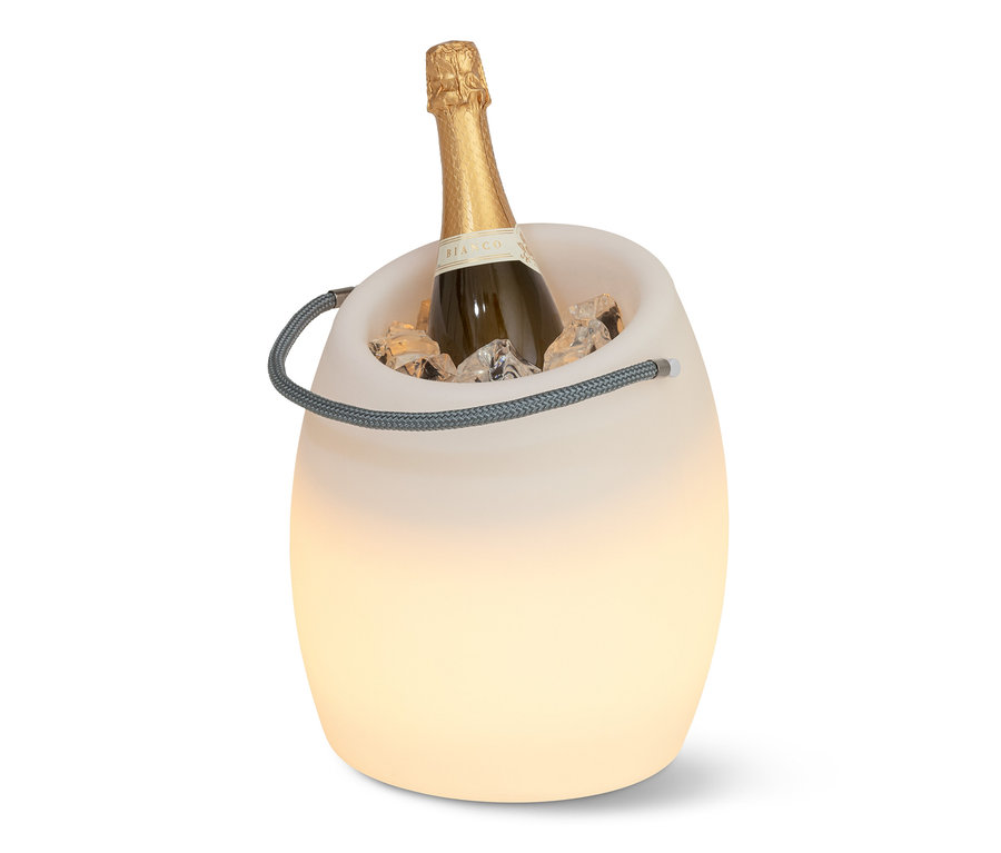 Láhev v chladicí nádobě s LED diodami a ledem.