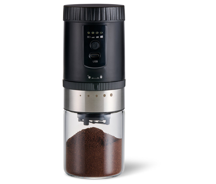 Akumulátorový mlýnek na kávu na bílém pozadí.