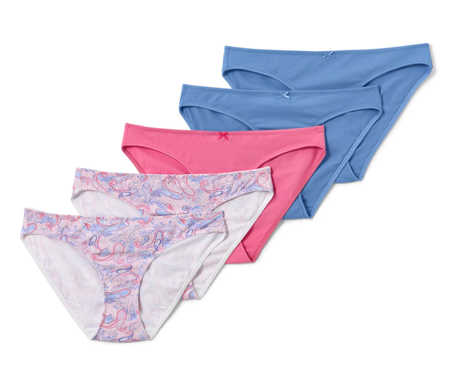Pět kalhotek s celoplošným potiskem leží na sobě v diagonální linii.