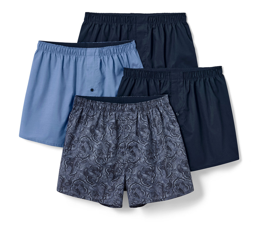 Čtyři tkané boxerky různých barev.