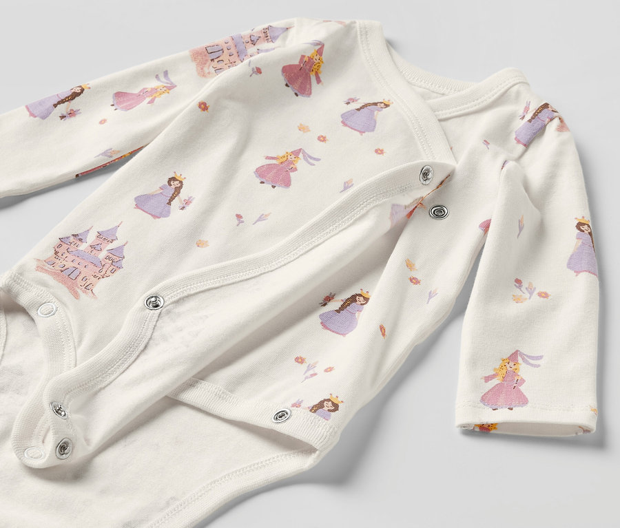 Detail rostoucího body pro miminka s motivem princezen.