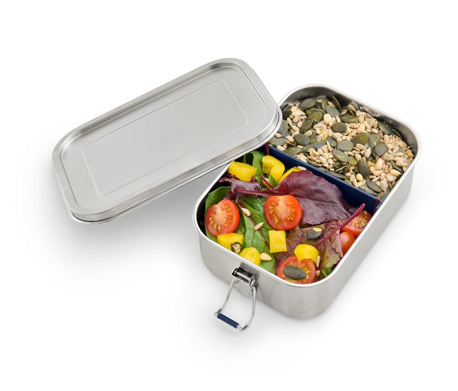 Otevřená cestovní dóza na svačinu s rajčaty, salátem a dýňovými semínky.