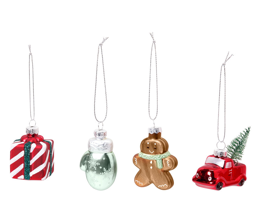Čtyři vánoční ozdoby, zleva doprava: červený dárek s bílými pruhy, zelená rukavice se sněhovými vločkami, perníkový muž se zelenou šálou, červené auto s vánočním stromkem.