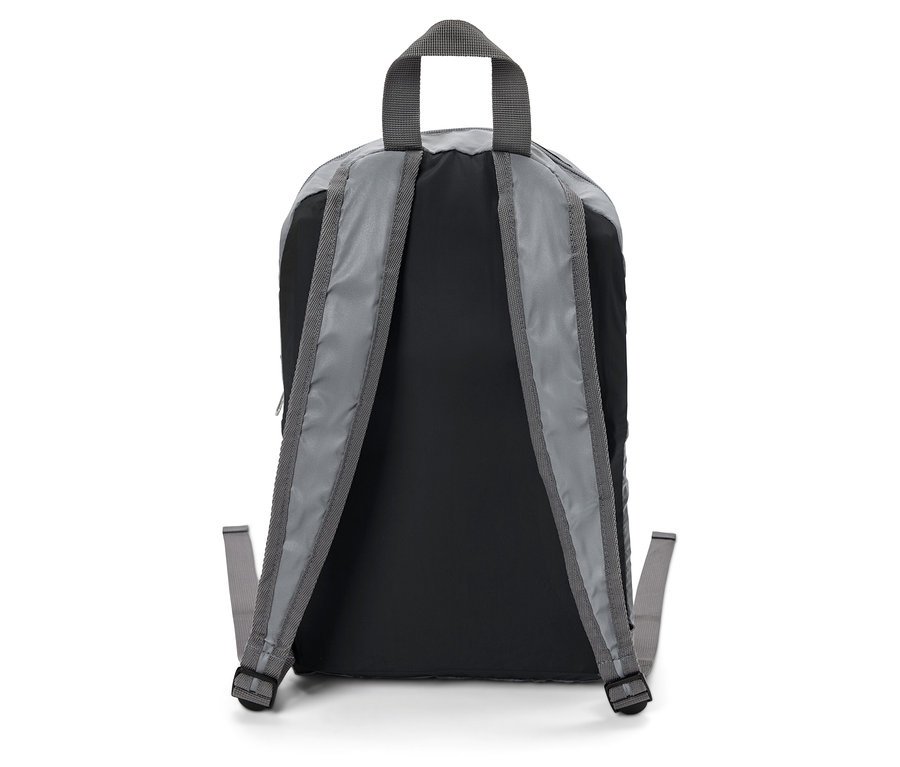 Černošedý batoh zezadu.