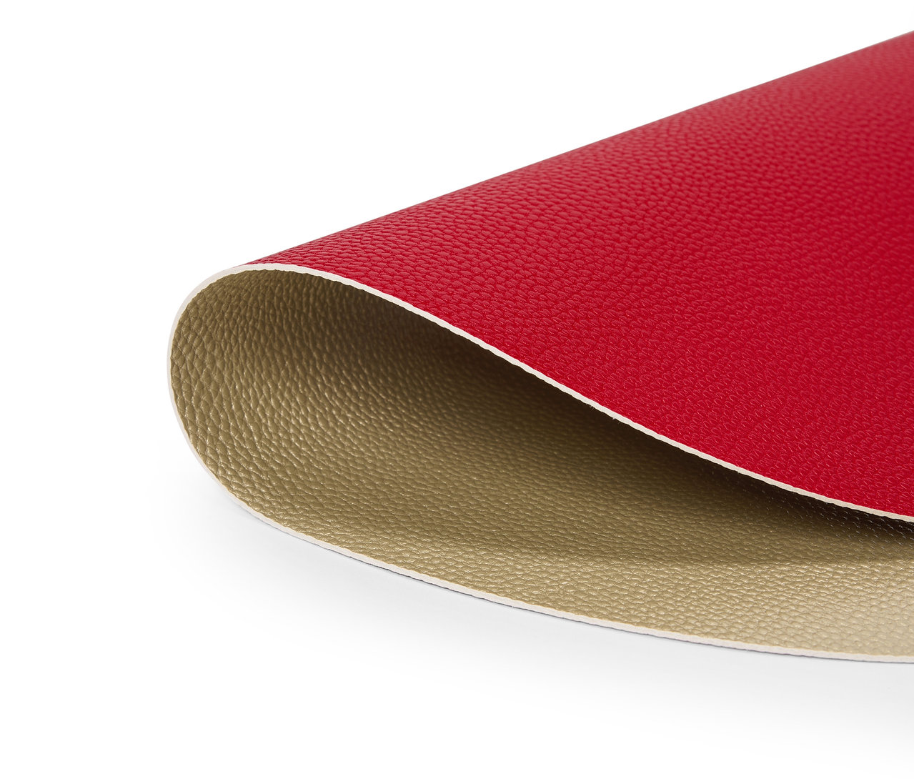 Detail červené koženky s béžovou spodní stranou.