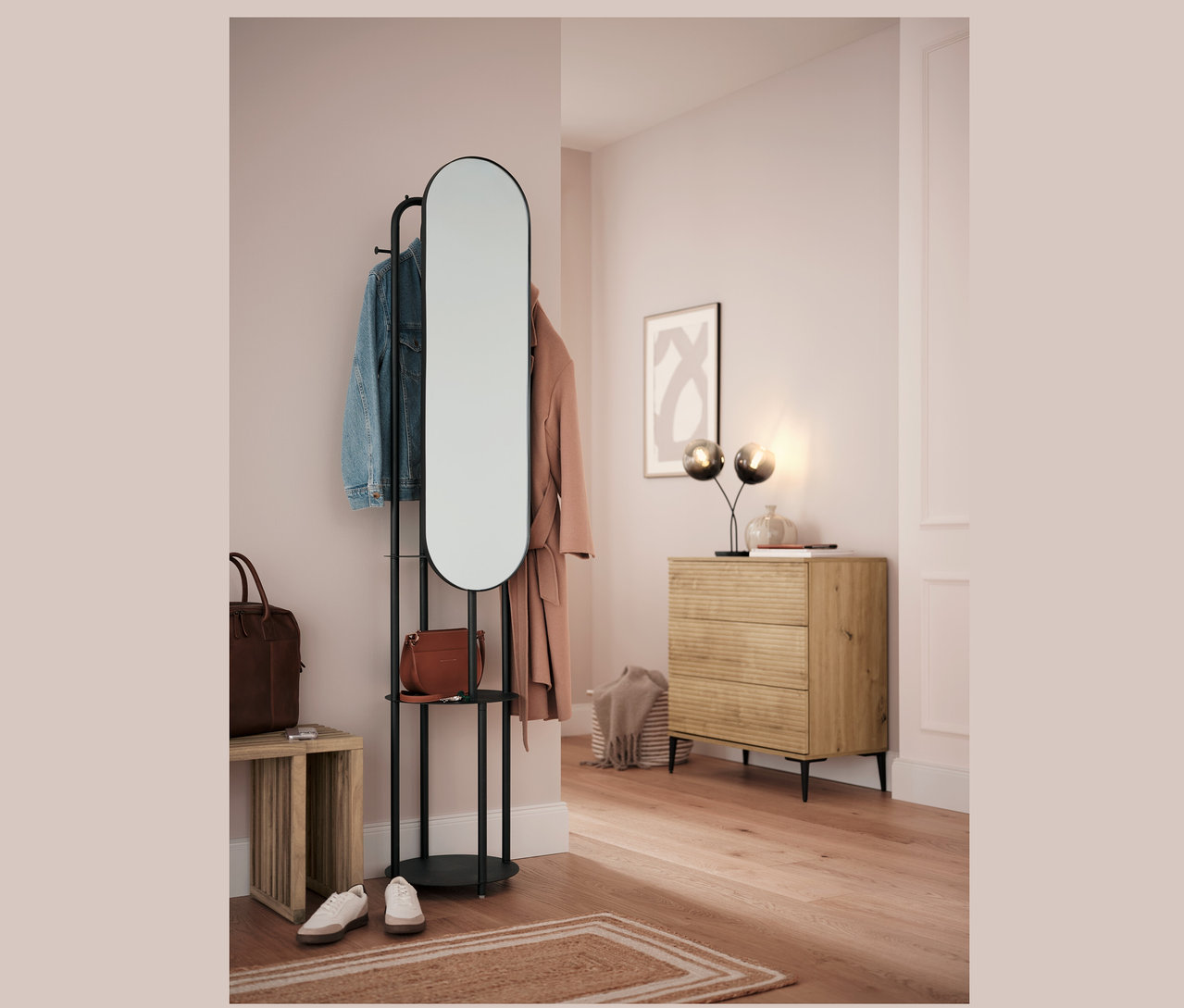 Vstupní hala s rozkládací lavicí, zrcadlem a komodou.