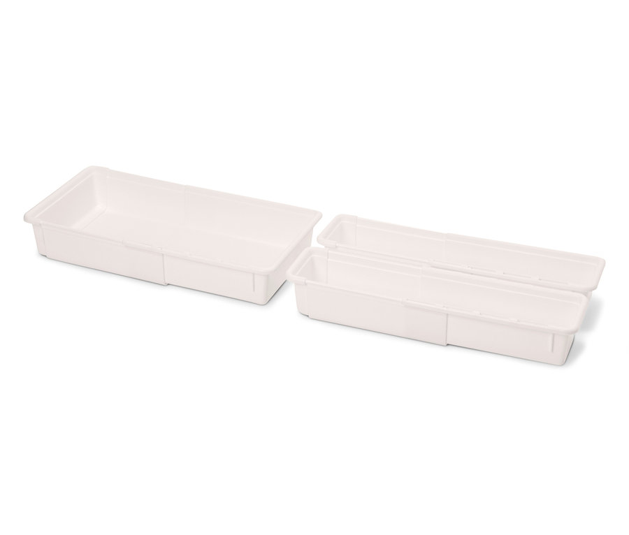 Dva bílé plastové tácy na bílém pozadí.