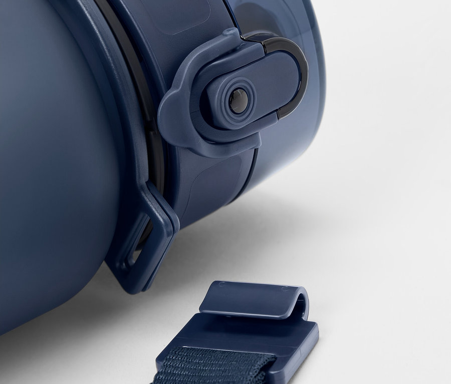 Detail modré láhve s popruhem na bílém pozadí.