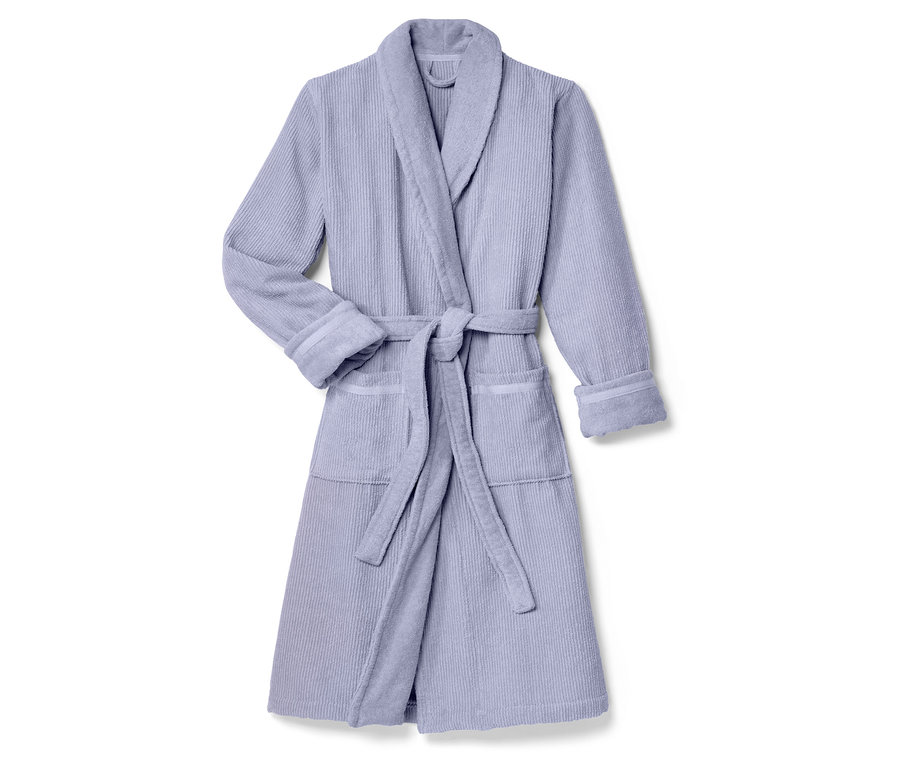 Fialový župan s páskem na bílém pozadí.