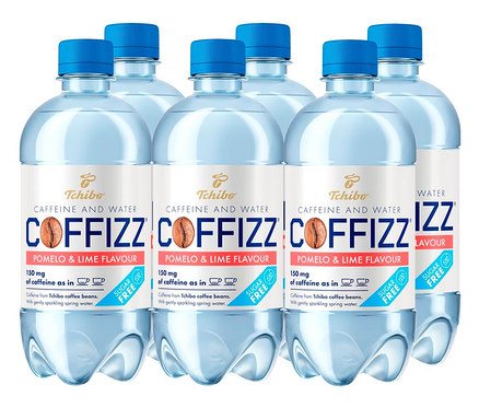 Šest lahví Tchibo Coffizz Pomelo & Limetka. Láhve jsou průhledné s modrým víčkem.