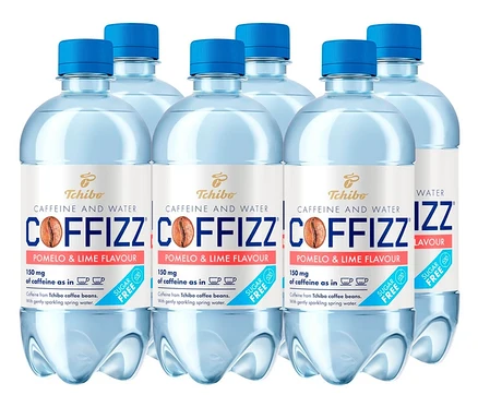 Šest lahví Tchibo Coffizz Pomelo & Limetka. Láhve jsou průhledné s modrým víčkem.