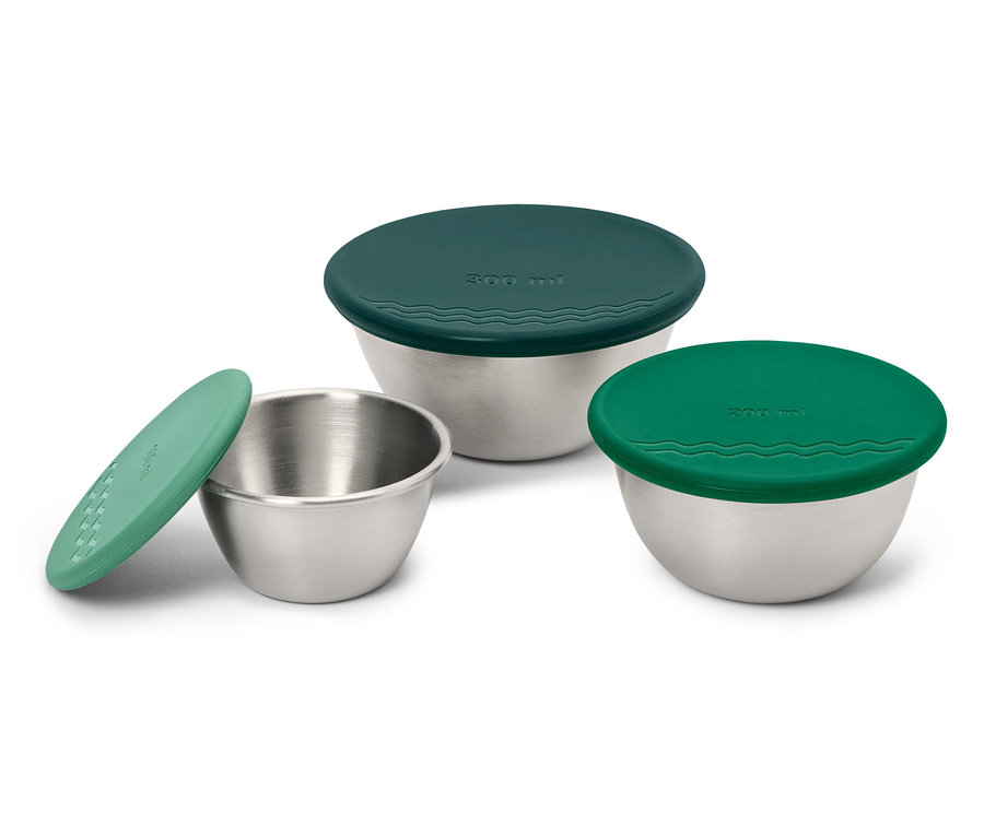 Tři nerezové misky s víčky: dvě zelené a jedna tmavě zelená.