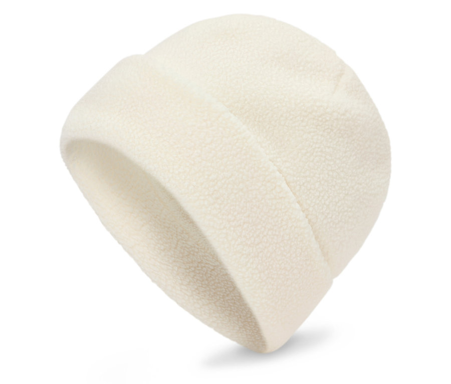 Detail bílé fleecové čepice na bílém pozadí.