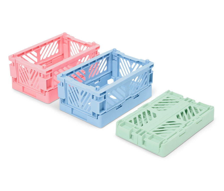Tři skládací plastové boxy: růžový, modrý a zelený.